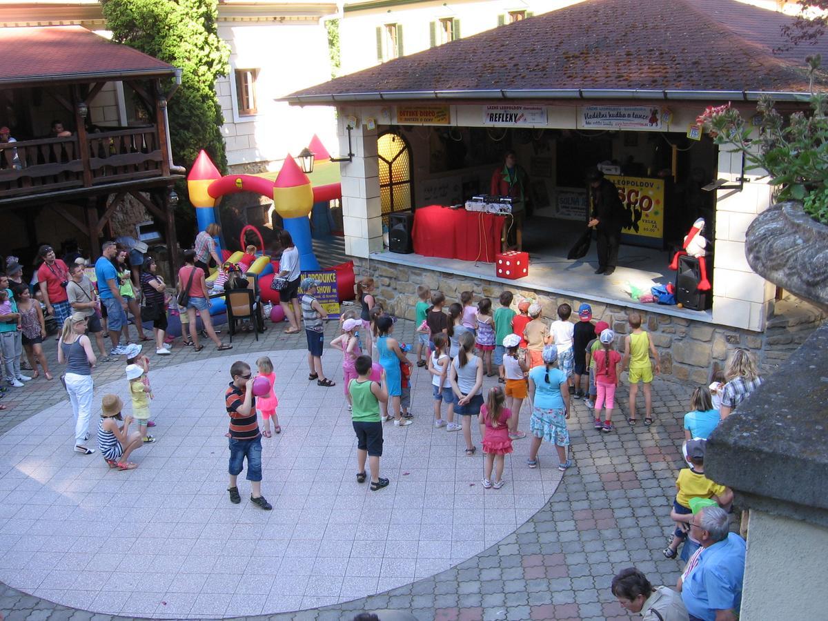 Lovecky Zamecek Бухловице Экстерьер фото