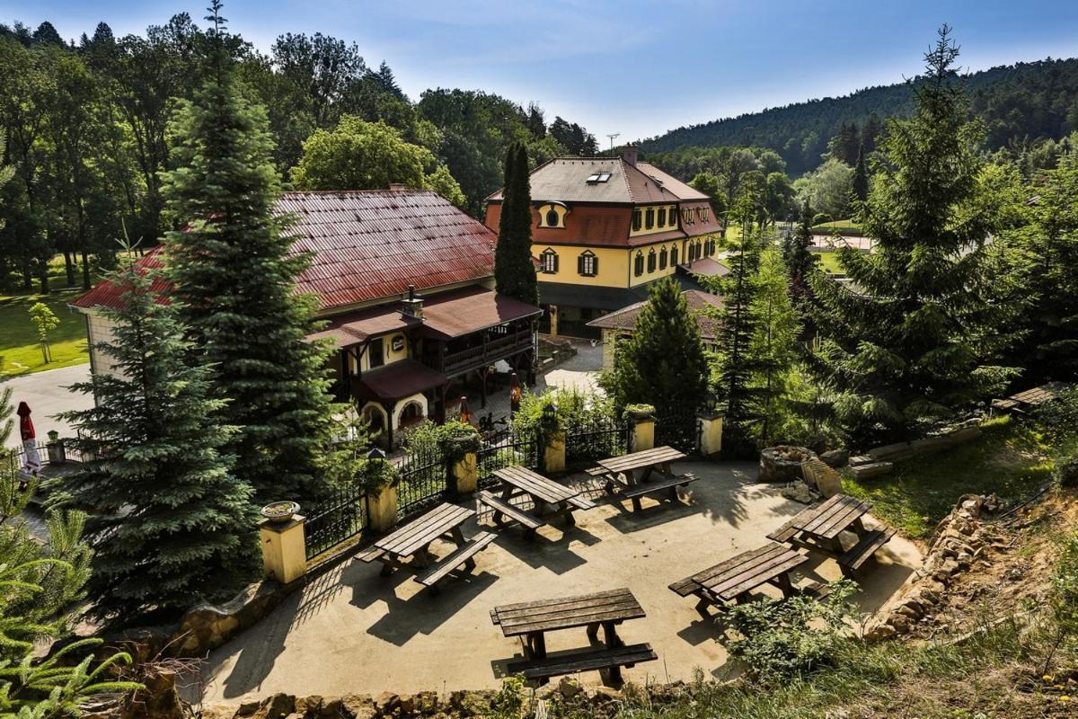 Lovecky Zamecek Бухловице Экстерьер фото